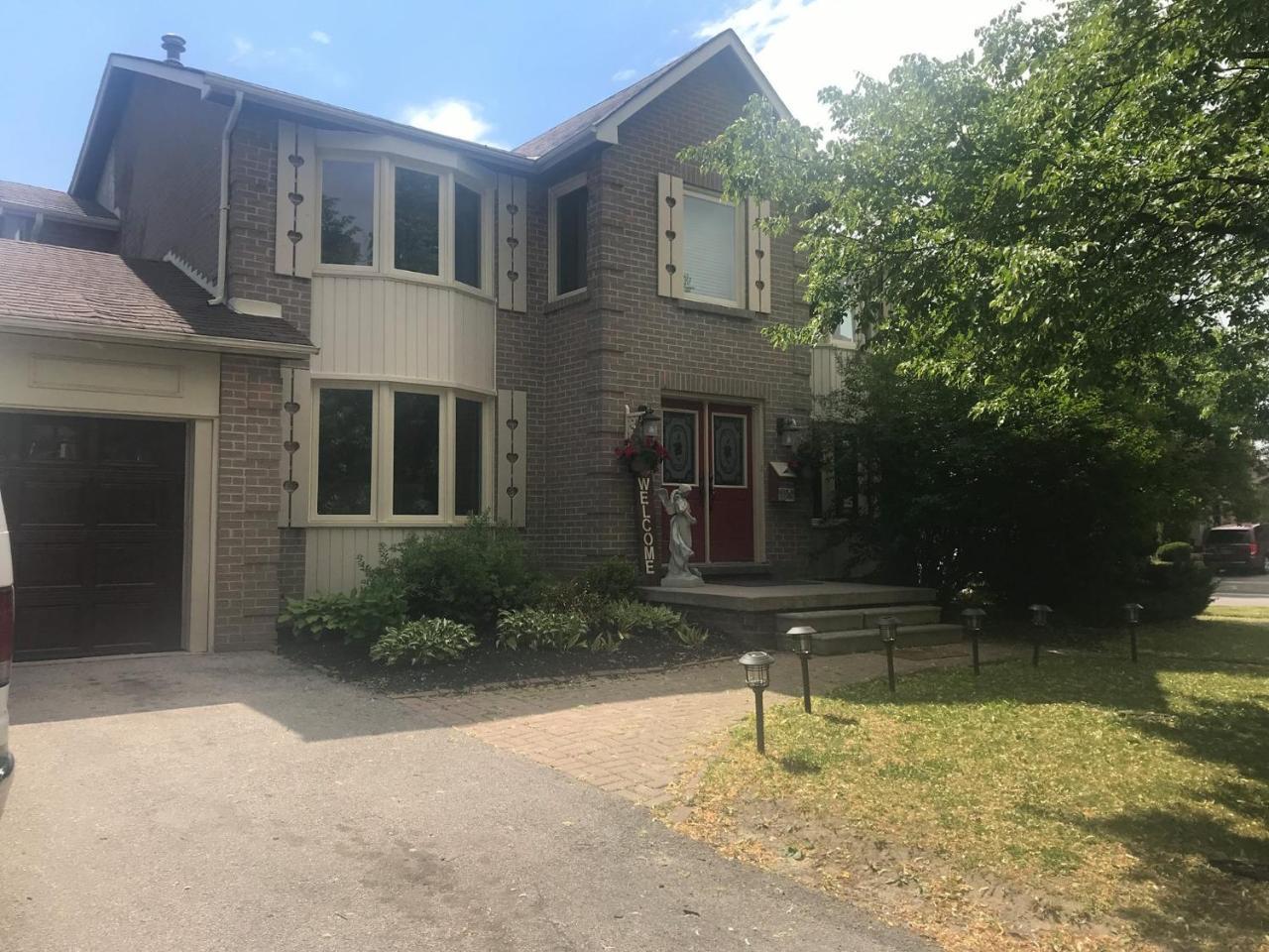 The Tartan House Bed & Breakfast Ajax Exterior photo